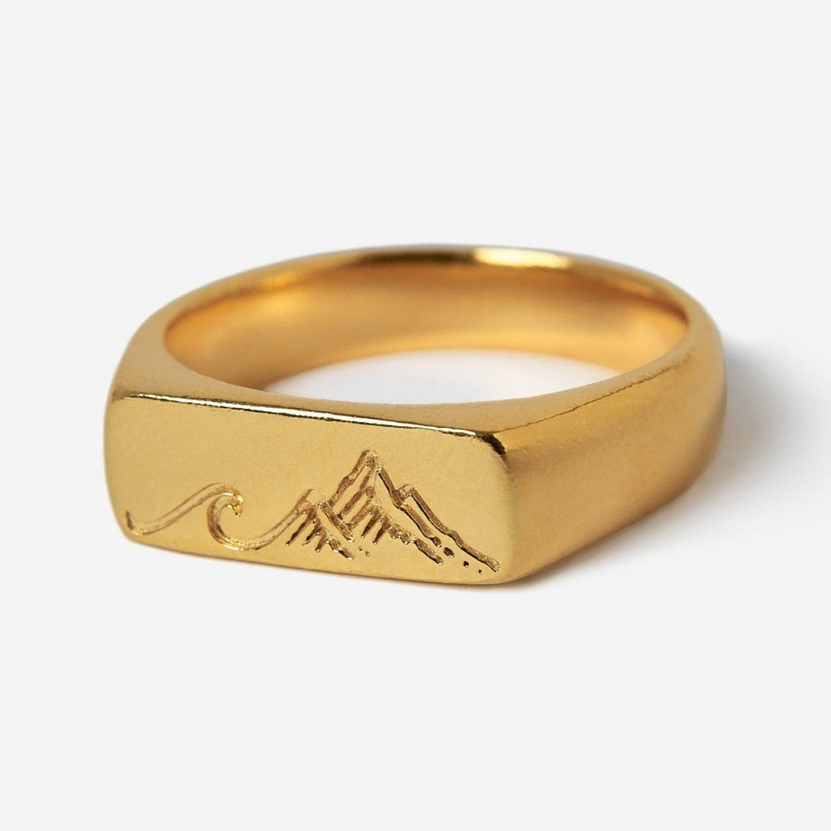The Billie Jo Union Ring in 18k gold vermeil, a signet style featuring a unique mountain and wave engraving. A piece of men's jewellery from Australia.